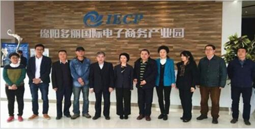 图1 邬贺铨院士与部分企业代表合影