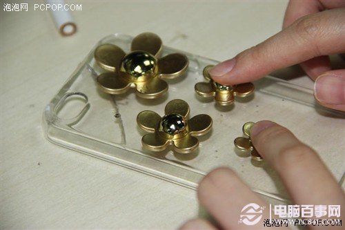 给iPhone做件衣裳 diy水钻手机壳教程 