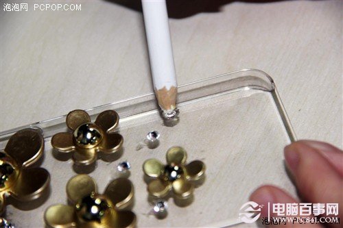 给iPhone做件衣裳 diy水钻手机壳教程 