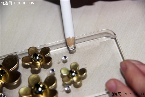 给iPhone做件衣裳 diy水钻手机壳教程 