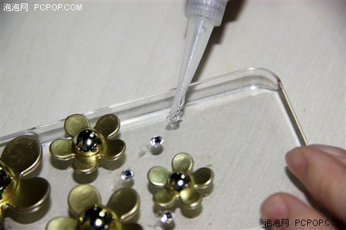 给iPhone做件衣裳 diy水钻手机壳教程 