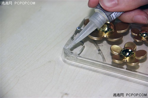 给iPhone做件衣裳 diy水钻手机壳教程 