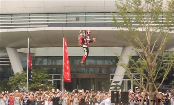 揭秘飞行背包 真不是一般人玩的