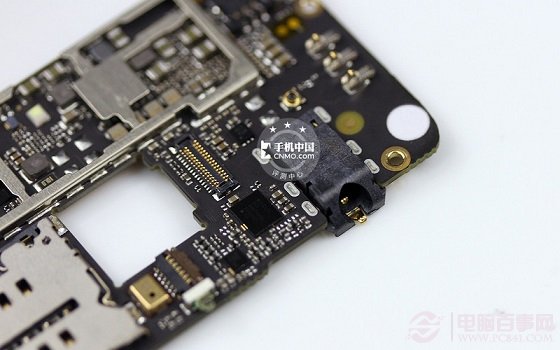 努比亚Z5s主板上的耳机接口特写