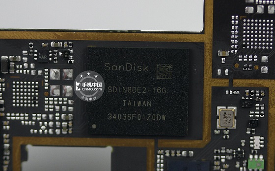 图为闪迪16GB内置存储颗粒特写