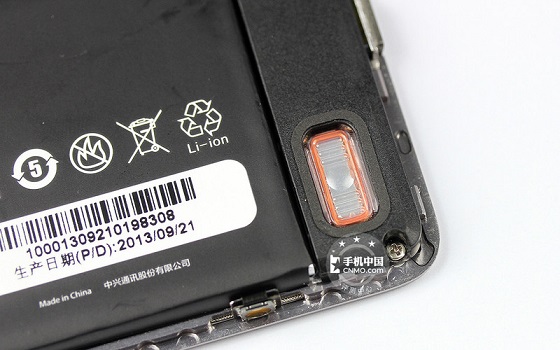 努比亚Z5S内部主板采用的是十字形螺丝固定