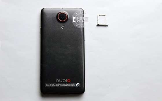 取出努比亚Z5s的SIM卡托