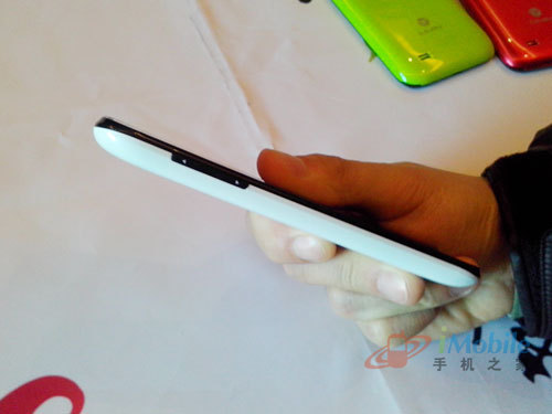 小辣椒四核M1机身左侧细节