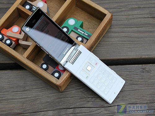 TD-SCDMA+翻盖旋屏 珍珠白联想TD60t评测 
