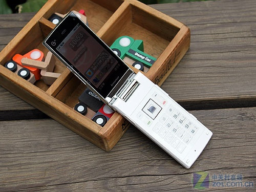 TD-SCDMA+翻盖旋屏 珍珠白联想TD60t评测 