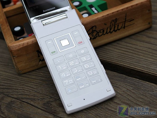 TD-SCDMA+翻盖旋屏 珍珠白联想TD60t评测 