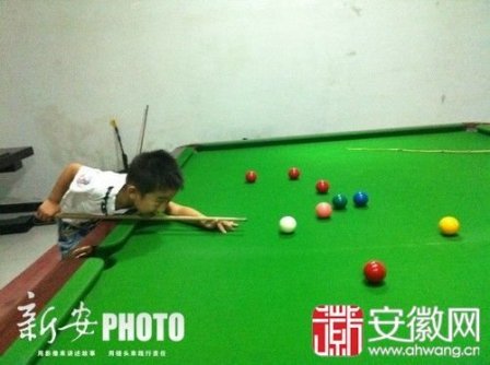 中国3岁斯诺克神童走红 台球室老板自叹不如