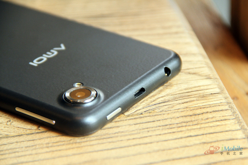 这款手机的侧边按键设计十分简洁，手机四周仅仅有两枚按键，它们分别是顶部的电源键以及左侧的音量调节键。