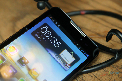 机身背面采用了一种类肤质的塑料材质，手感上要比光滑的塑料好了很多，而且还可以有效的避免指纹的沾染，右上角一颗800万像素的，并有LED补光灯的辅助。