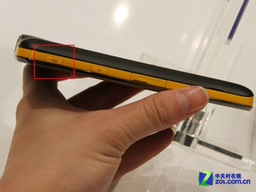 工作娱乐贴身行 三星Galaxy Beam i8530投影忙 