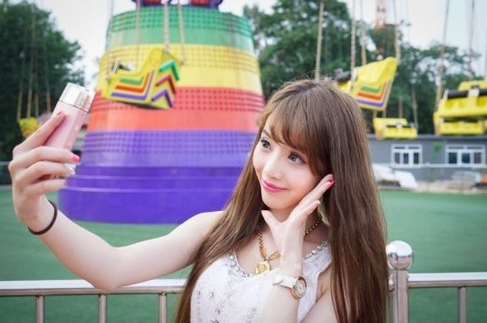 索尼香水瓶造型自拍手机曝光 可旋转