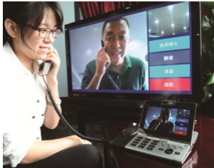 “家视通”整合了固定电话网络、移动通讯网络与互联网三大网络资源,只需要在显示屏终端根据文字或者图片选择联系人,即可实现无障碍的一键高清视频通话。