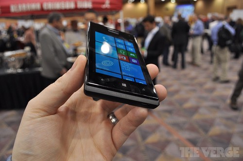 华为Ascend W1中端WP8低调露面 视频上手 