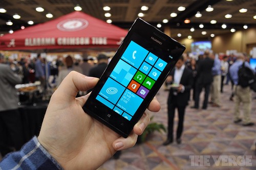 华为Ascend W1中端WP8低调露面 视频上手 