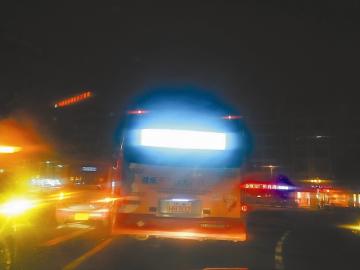 公交车尾广告屏明令禁止为何还能出生