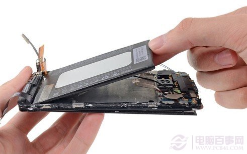 取出HTC One M7电池