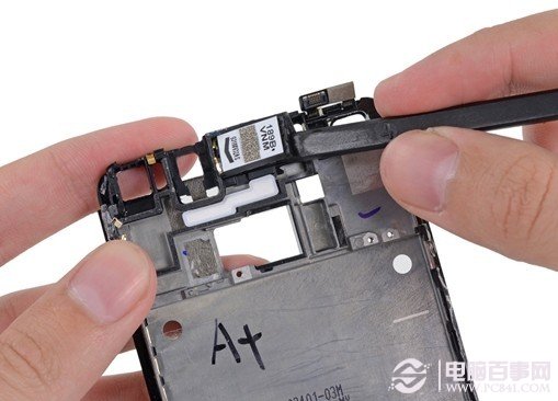 HTC One M7拆解全揭秘 做工紧密超难拆解