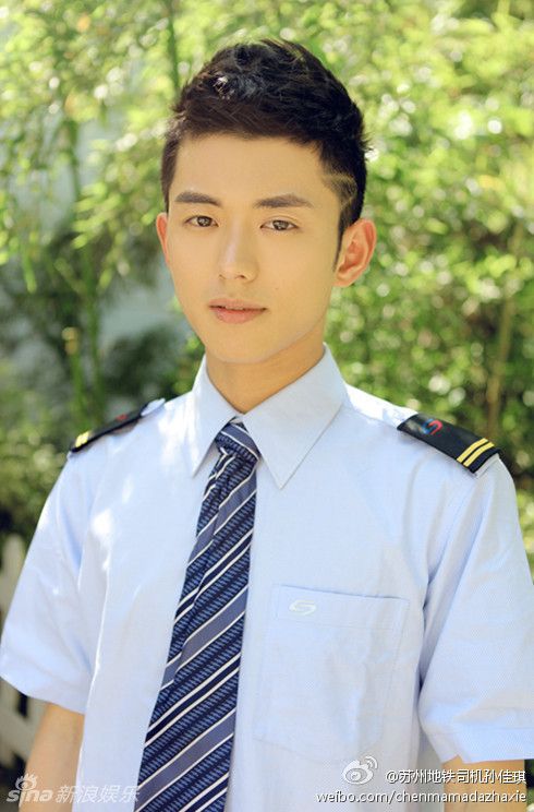 “最帅地铁司机”网络走红