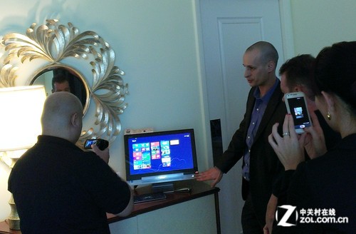 华硕P1801亮相CES 一体机从此摆脱桌面 