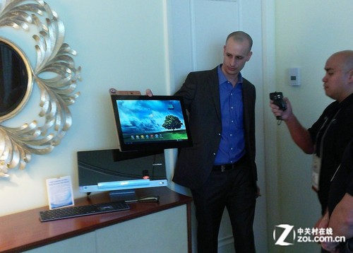 华硕P1801亮相CES 一体机从此摆脱桌面 