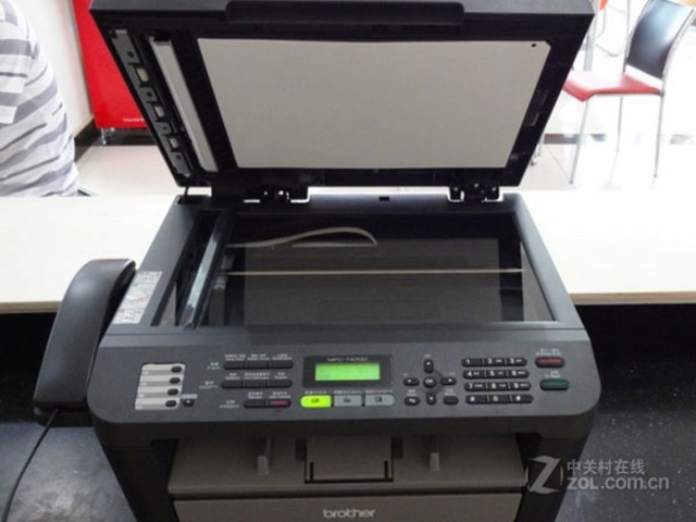 兄弟7470D黑白激光一体机在继承了MFC-7450的系列优良特性的同时，凭借brother的技术，将打印、复印速度同时提高到22页/分钟，同时保证了2640x960dpi的高质量打印分辨率。32M的内存，多达500页的无纸接收更是为用户日常的传真工作提供了人性化的解决之道，用户不用守在传真机边等候文件传出，也不用担心因为缺少纸张而漏掉重要的传真。