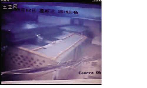 “翻墙男”走红网络的尴尬（组图）