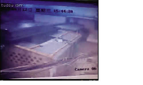 “翻墙男”走红网络的尴尬（组图）