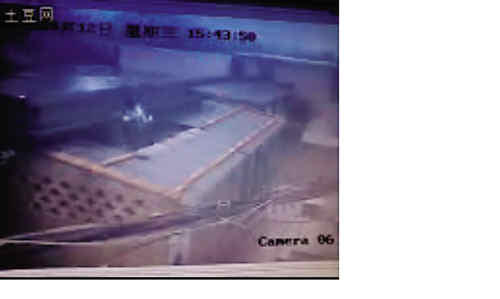 “翻墙男”走红网络的尴尬（组图）