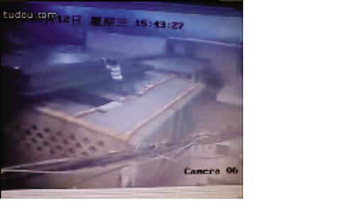 “翻墙男”走红网络的尴尬（组图）