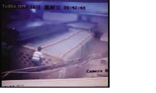 “翻墙男”走红网络的尴尬（组图）