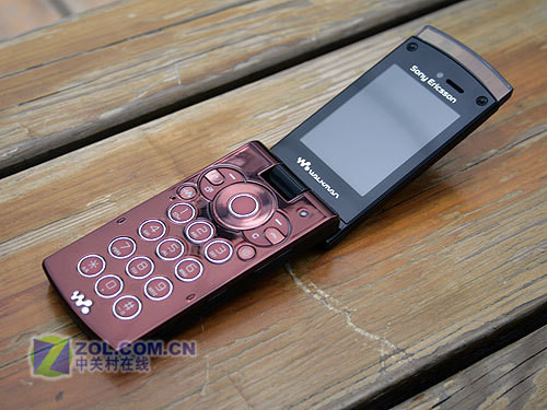时尚镜面翻盖新机 索尼爱立信W980i评测 