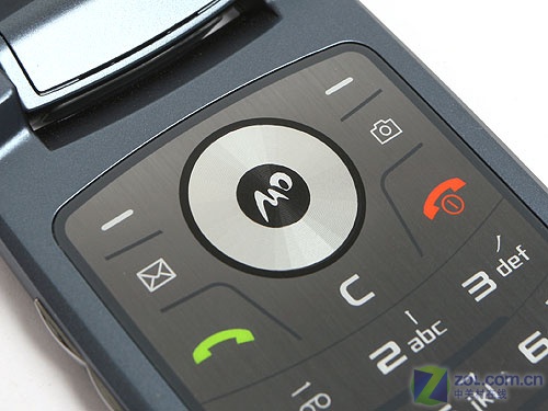 9.6毫米320万像素金属身 三星U308评测 