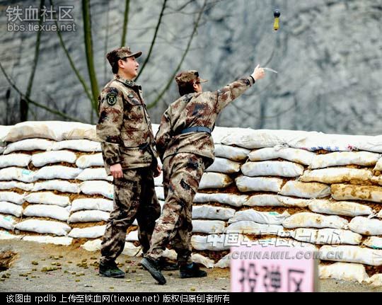 女大学生新兵投掷训练