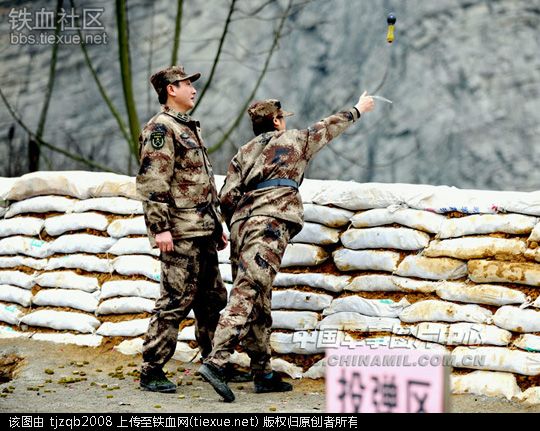 组图：女大学生新兵投掷训练