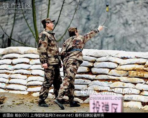 女新兵实弹投掷全程(组图)