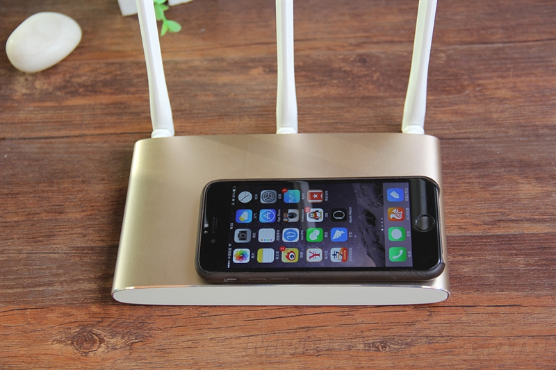 真·3天线/信号超强 299元极路由3评测
