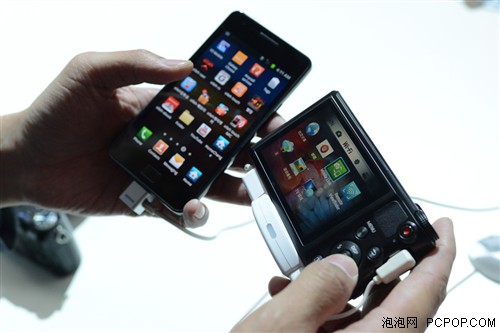 2012三星论坛发布智能相机新品 