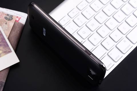 四核先锋战士  16G东信W1仅售1299元 