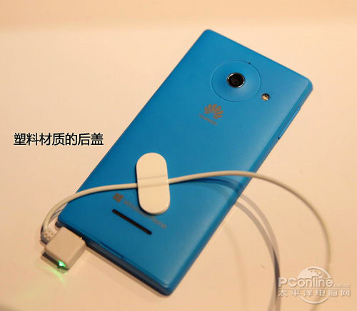 华为 Ascend W1扬声器被放在了底部，像素为500万。