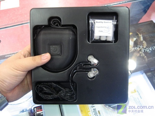 网友打口水战！"凭啥不选入耳式耳塞" 