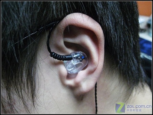 网友打口水战！"凭啥不选入耳式耳塞" 