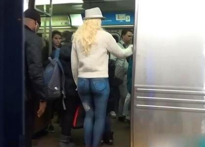 美国女模身上彩绘牛仔裤 清凉下体逛街无人看穿(图)