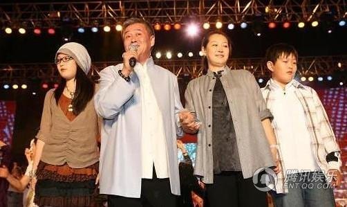 赵本山全家福。