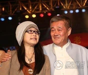 赵本山与小女儿合影。