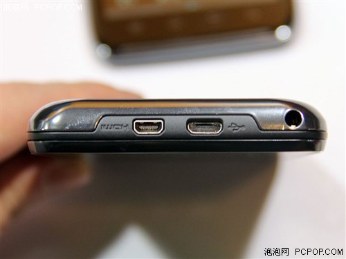 堪称手机艺术品 摩托罗拉MT917初体验 